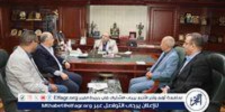 محافظ بني سويف يبحث تعزيز التعاون مع تيتان في تدوير المخلفات ودعم القطاع الصحي