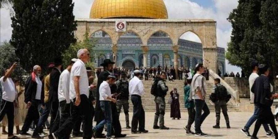 مئات المستوطنين يقتحمون باحات المسجد الاقصي بحماية شرطة الاحتلال