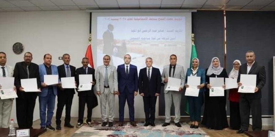 محافظ الإسماعيلية يكرم اللجنة المعنية بمتابعة توريد محصول القمح ”الذهب الأصفر” لموسم ٢٠٢٥
