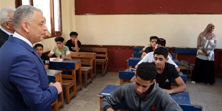 طلاب الإعدادية بالإسماعيلية: “الدراسات سهلة.. والجبر محتاج وقت وتفكير”