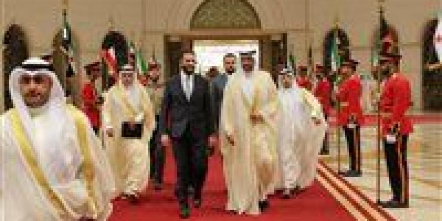 «مهمة دبلوماسية جديدة».. الرئيس السوري أحمد الشرع يصل إلى الكويت|صور