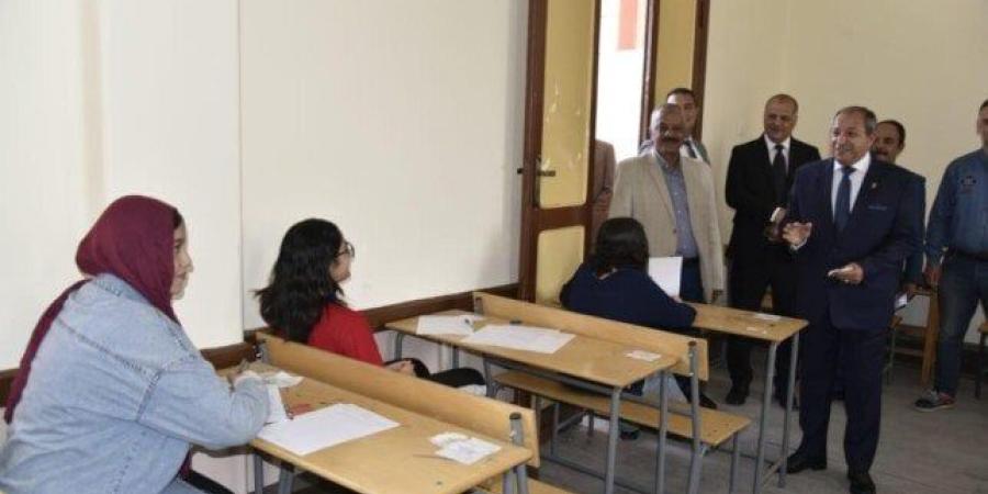 محافظ بورسعيد يُتابع سير وانتظام امتحانات الشهادة الإعدادية