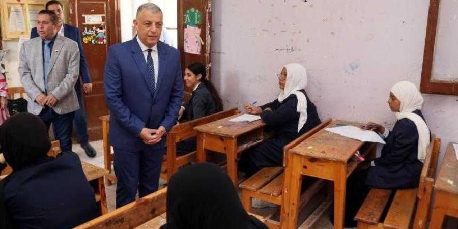 محافظ الإسماعيلية يتفقد لجان امتحانات الفصل ...