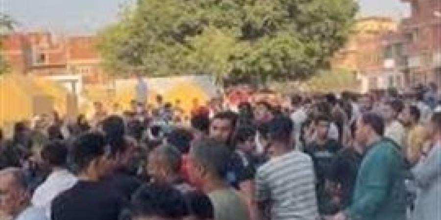 تشييع جثمان شاب لقى مصرعه بسبب دفاعه عن نجلة عمه ببنها
