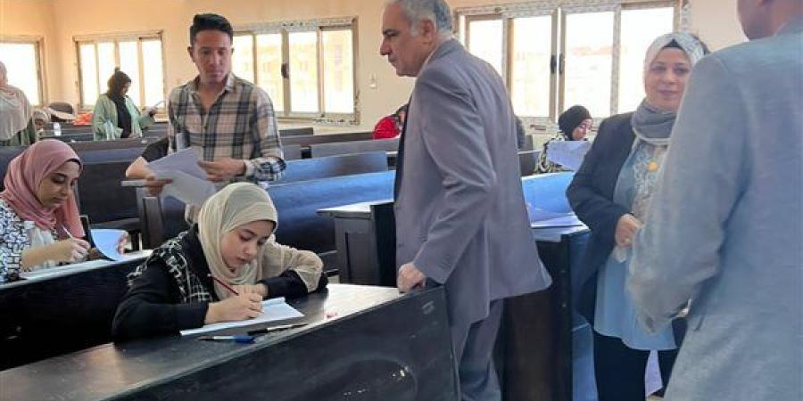 رئيس جامعة أسوان يتفقد امتحانات كلية الآثار ويشيد بسير أعمال امتحانات