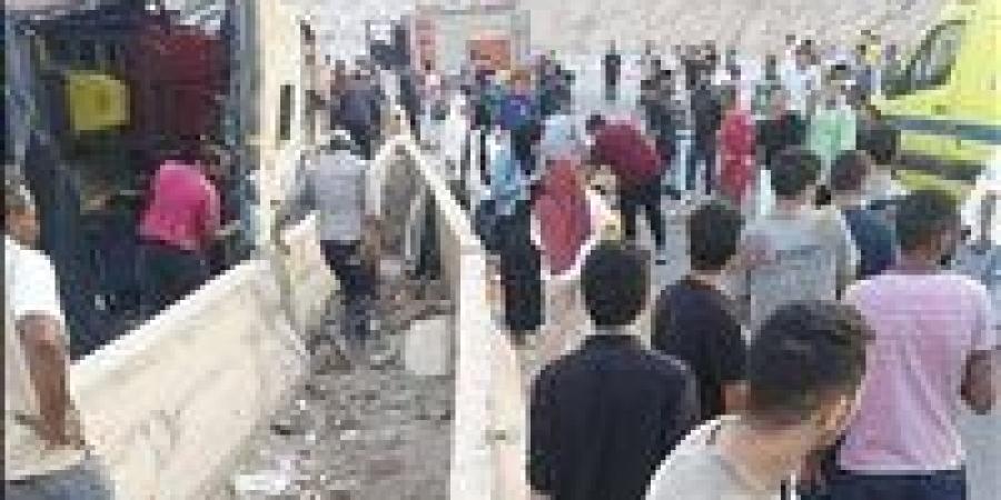 فتاة تلقى حتفها وأخرى تنجو بأعجوبة في حادث ميكروباص بالفيوم