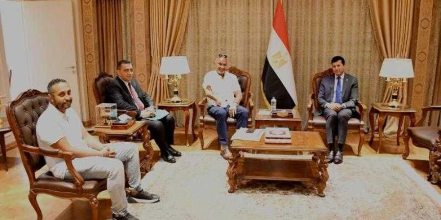 وزير الشباب والرياضة يبحث استعدادات البعثة المصرية لعبور سباق كابرى نابولي