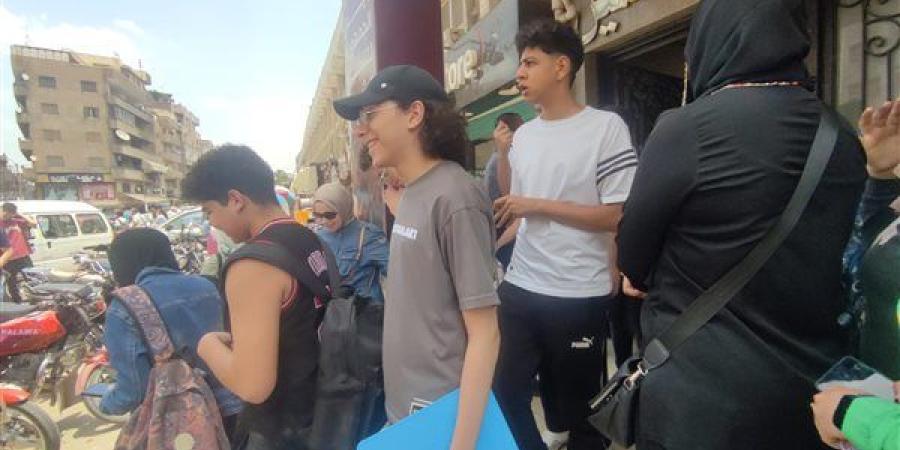 طلاب الإعدادية بالقليوبية يعبرون عن سعادتهم لسهولة امتحاني الجبر والدراسات