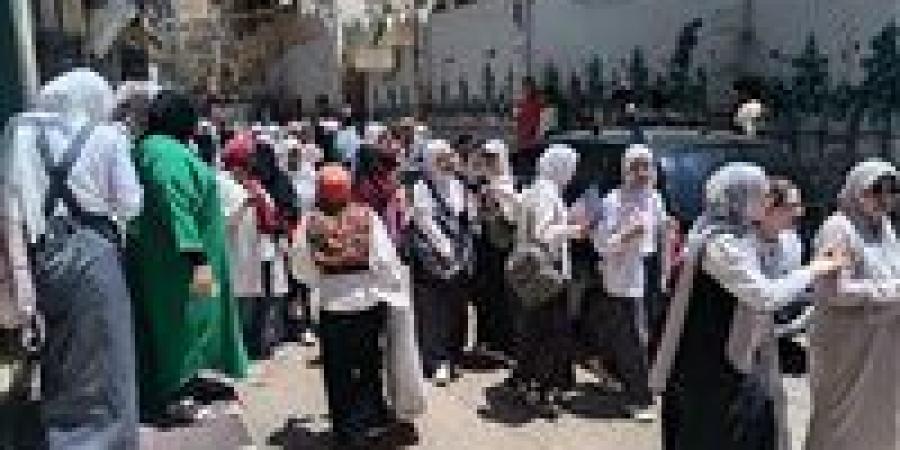 طلاب الشهادة الإعدادية بالجيزة يؤدون اليوم امتحاني الجبر والهندسة