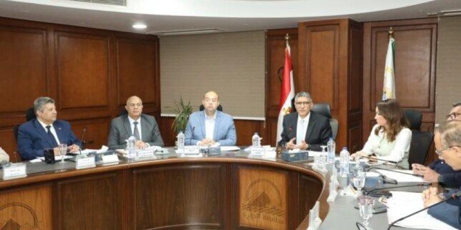 محافظ الجيزة يبحث آليات إنشاء محطة تحويل المخلفات إلى طاقة كهربائية بأبو رواش