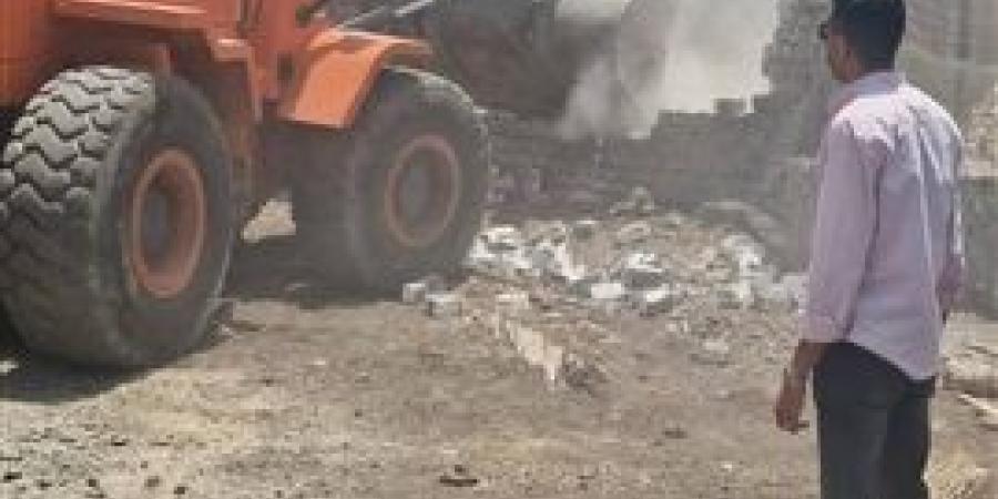محافظة الجيزة تزيل ١٣ حالة بناء مخالف بمنطقة كفرة نصار بحي الهرم