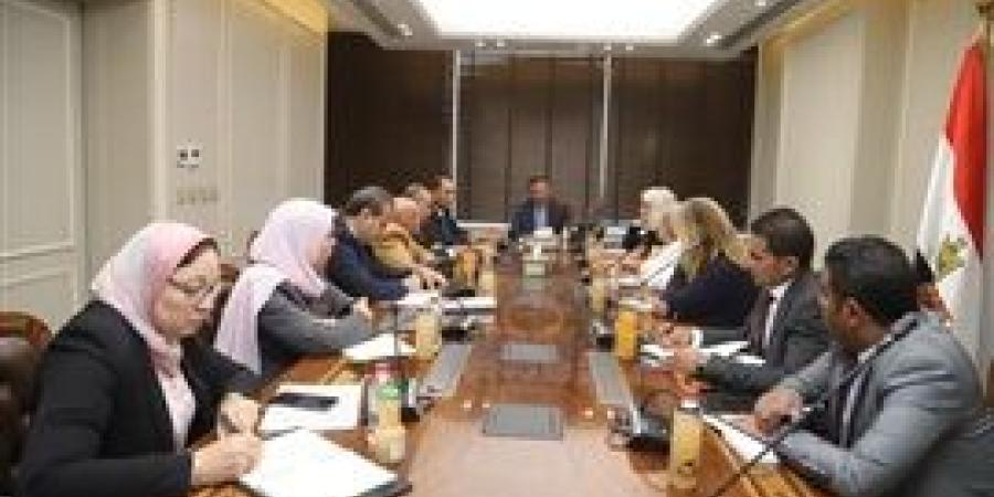 "الزراعة" تستعرض الجهود والأنشطة البحثية والإرشادية ل"بحوث الصحراء" خلال مايو