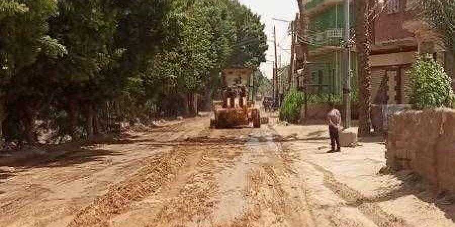 محافظ أسيوط: استمرار حملات تسوية وتمهيد الطرق بقرى ديروط ورفع كفاءة البنية التحتية