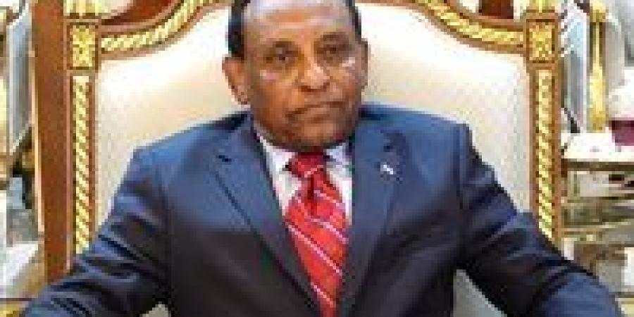 رئيس الوزراء السوداني كامل إدريس يحل الحكومة