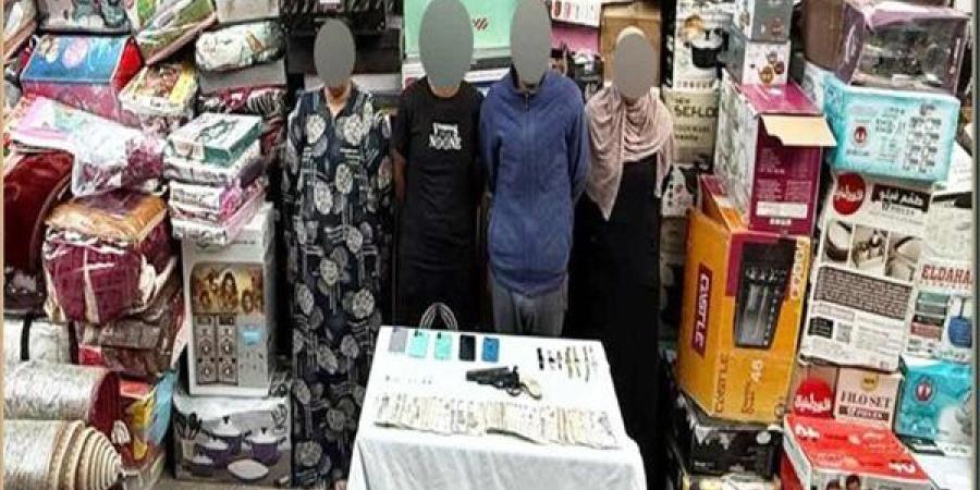 ضبط تشكيل عصابي يتزعمه سيدتان لسرقة رواد ماكينات الصراف الآلي بالزيتون