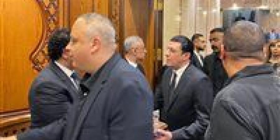 أنوشكا وتامر عبد المنعم ومصطفى كامل.. نجوم الفن يقدّمون واجب العزاء في والد رئيس دار الأوبرا المصرية