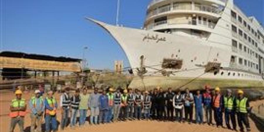 يزن 3200 طن.. المقاولون العرب تنجح في رفع اكبر فندق عائم ببحيرة ناصر