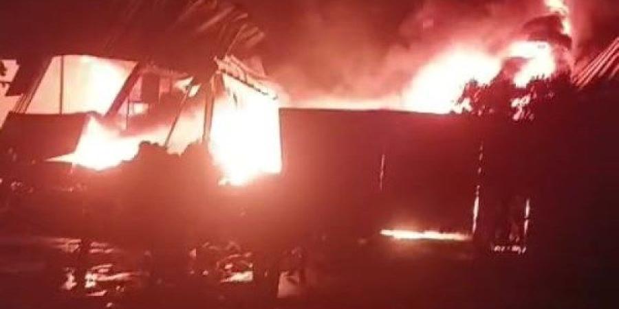 الدفع بـ 15 سيارة إطفاء للسيطرة على حريق في مصنع سلك بالقناطر .. صور