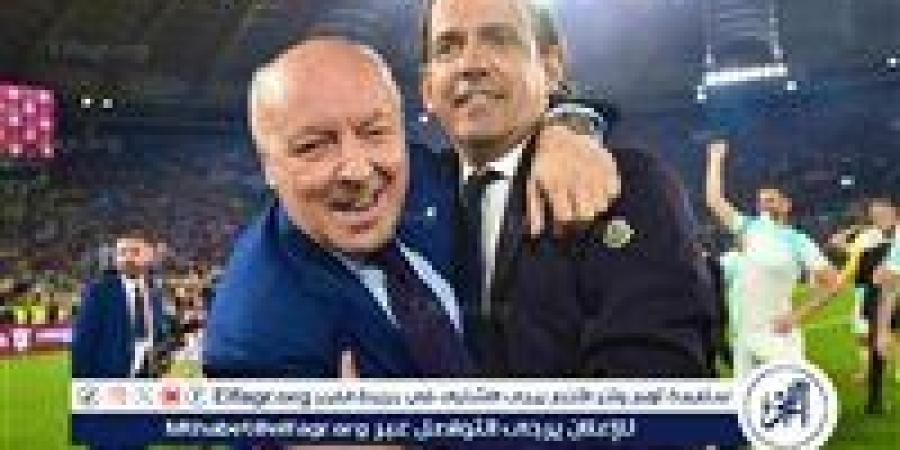 رئيس نادي إنتر يرمي الكرة في ملعب إنزاجي