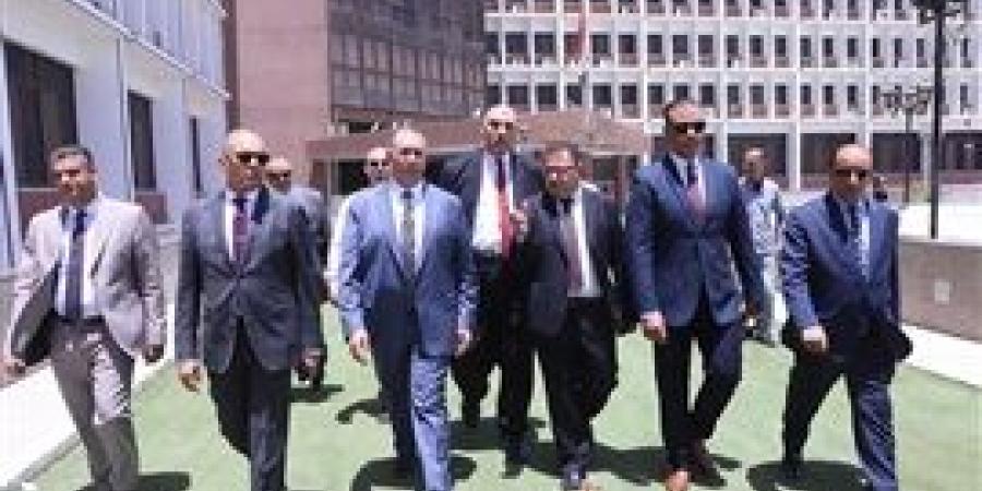 لبحث سبل التعاون.. نقيب المحامين يعقد لقاءً مع مجلس كلية الحقوق بجامعة أسيوط