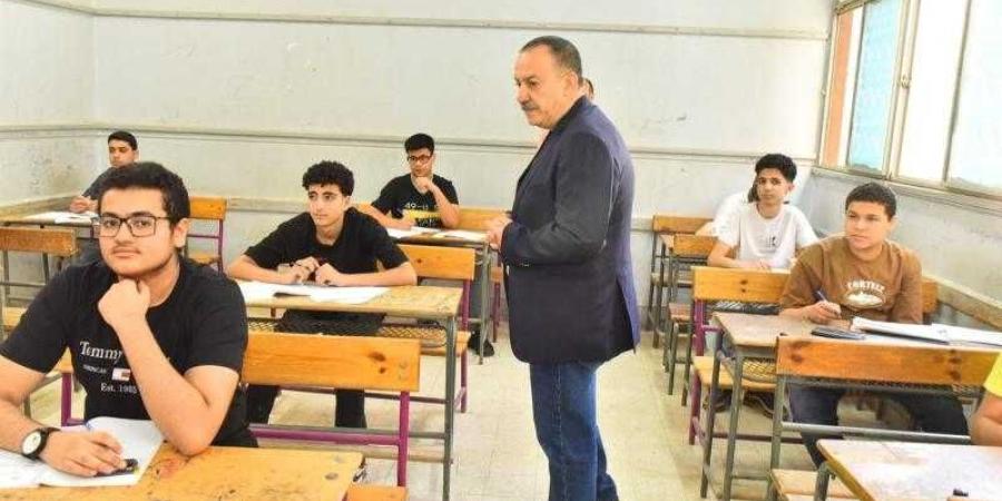 محافظ أسيوط يتفقد مدرستي ناصر الإعدادية والثانوية ويتابع سير امتحانات الشهادة الإعدادية
