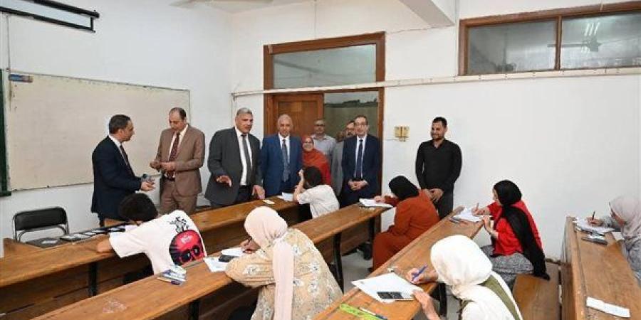 رئيس جامعةالفيوم يتابع انتظام امتحانات نهاية الفصل الدراسي الثاني.. صور