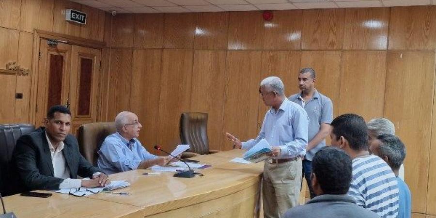سكرتير عام محافظة الأقصر يبحث 29 طلباً وشكوى خلال لقاء اليوم المفتوح مع المواطنين