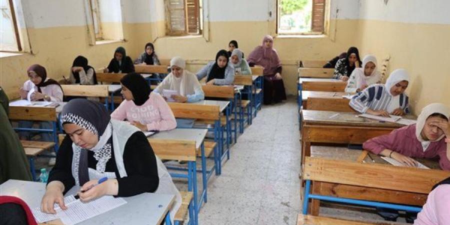 شكاوى طلاب الشهادة الإعدادية بالمنوفية من امتحان الدراسات.. خريطة معقدة وأسئلة غير مباشرة