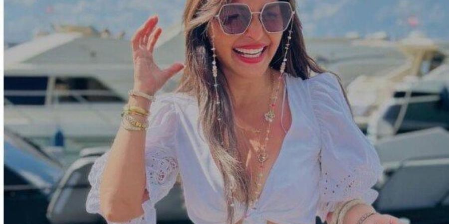منة فضالي تخطف الأنظار بإطلالة جريئة من لبنان