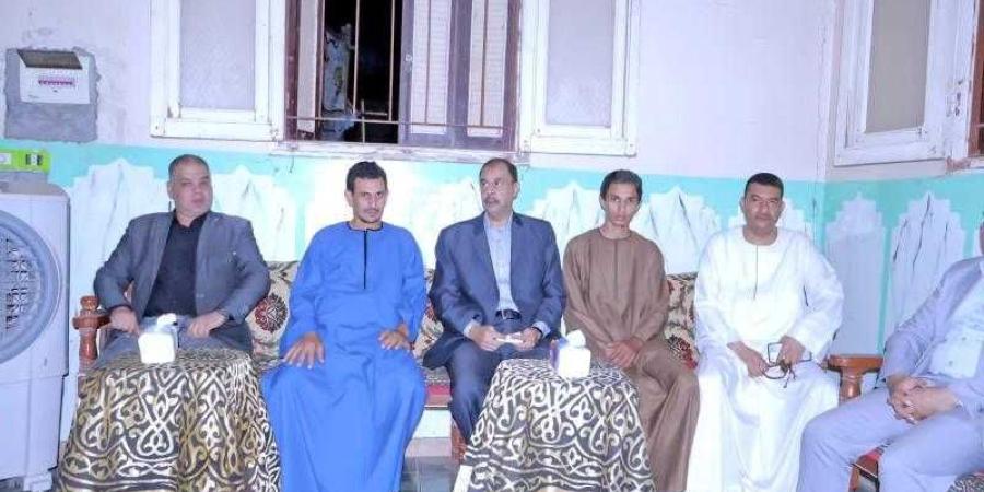 محافظ سوهاج يؤدي واجب العزاء لأسرة المحاسب عامر عوض بمسقط رأسه بقرية فزارة بالمراغة