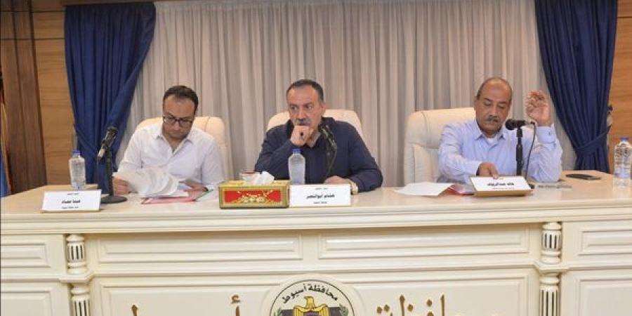 محافظ أسيوط يترأس اجتماع الغرفة التجارية ويشيد بمبادرتها لتوزيع 2500 بون غذائي