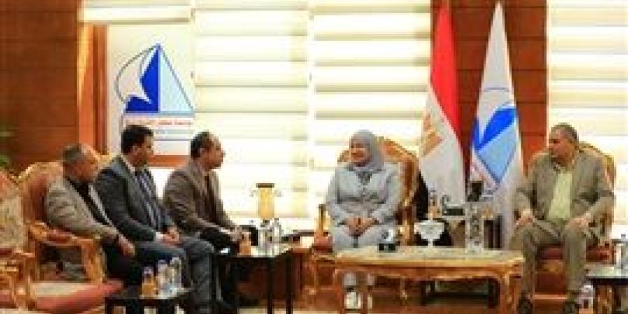 رئيس جامعة كفر الشيخ يستقبل وفد البرنامج الوطني لادارة المخلفات الصلبة بالجامعة