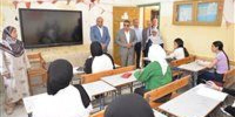 بدء اختبار اللغة الإنجليزية لطلاب الشهادة الإعدادية بالقاهرة