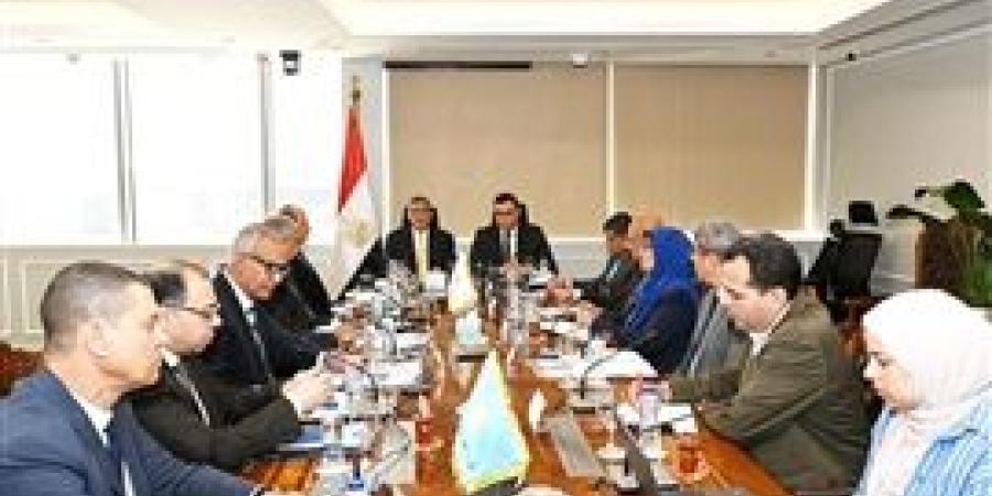 وزير الإسكان ومحافظ الجيزة يتابعان ملفات العمل المشتركة بمشروعات المياه والصرف والطرق بالمحافظة