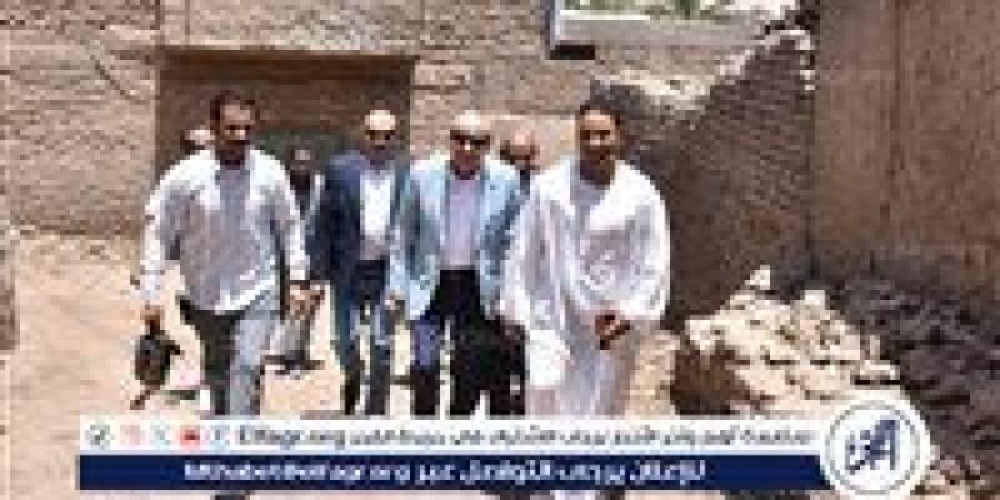 محافظ الأقصر يتفقد كوم البعيرات ويوجه بدراسة التربة لحماية الأرواح والمباني