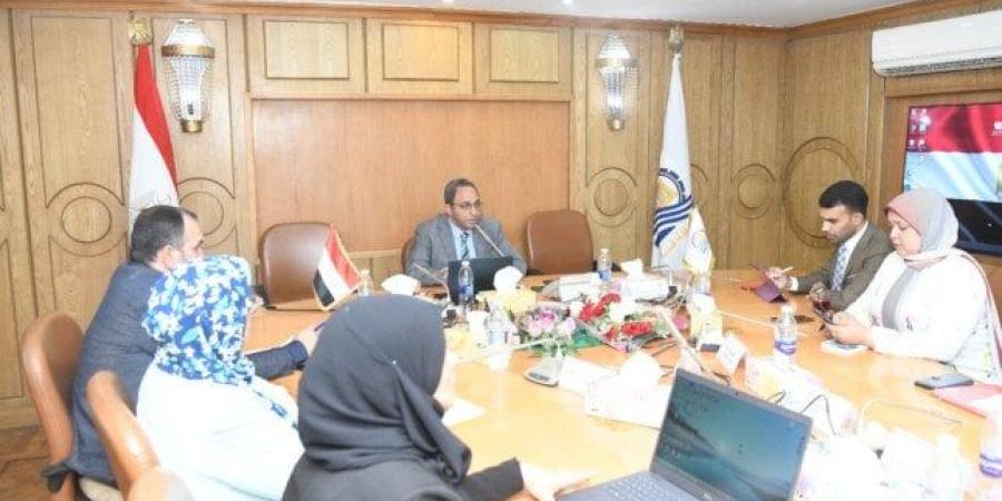 محافظ قنا يعقد اجتماعًا موسعًا لمتابعة تنفيذ مبادرة اليونسكو «أنا مدينةُ تعلُّم»