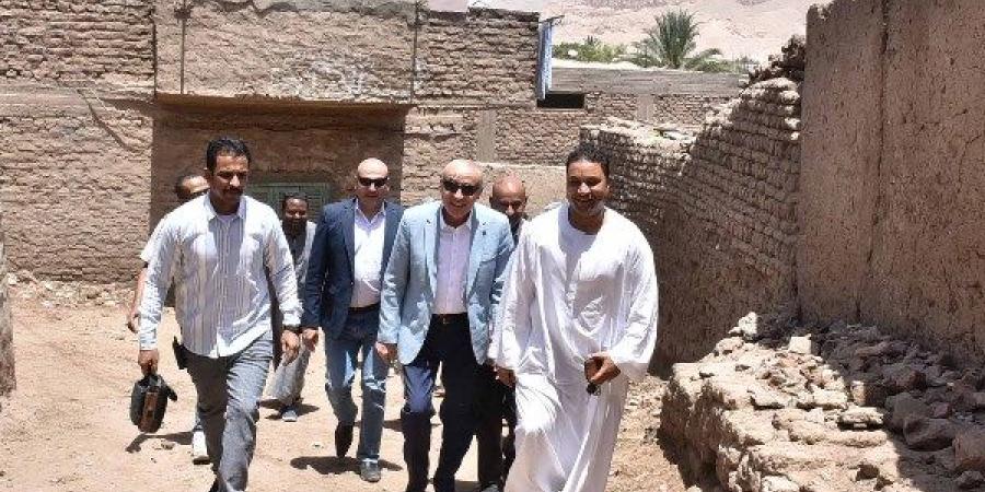 محافظ الأقصر يتفقد قرية كوم البعيرات ويوجه بدراسة التربة حفاظًا على الأرواح والمباني