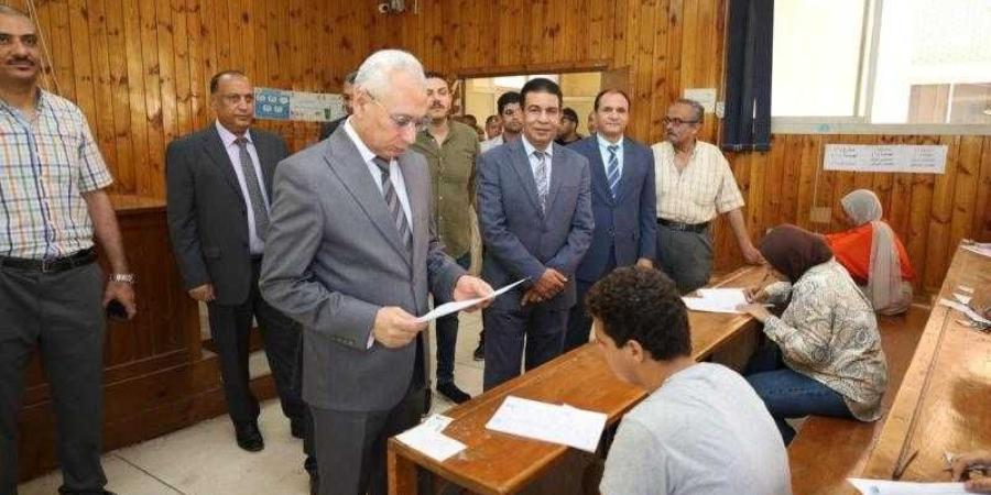 رئيس جامعة المنيا يواصل جولاته التفقدية لسير الامتحانات بكليتي العلوم والزراعة