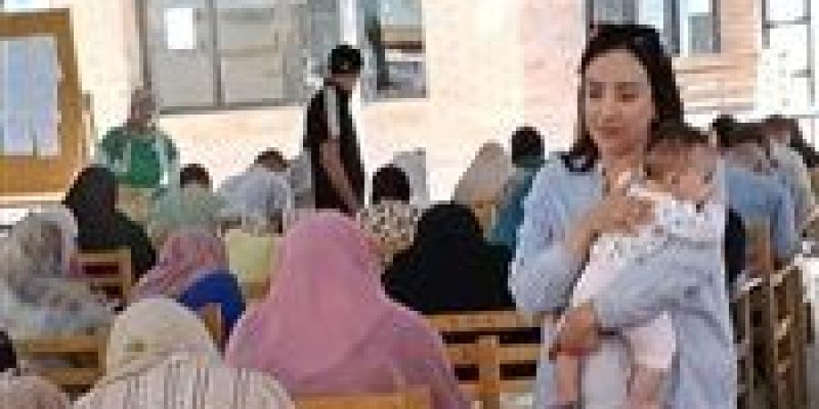 حملت الطفلة بدلًا من والدتها لتؤدي الامتحان.. موقف إنساني مؤثر من مراقبة لجنة بجامعة بورسعيد