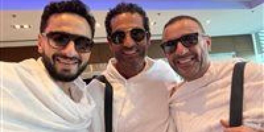 بعد دقائق من منشوره عن طليقته.. أحمد السقا في طريقه لأداء مناسك العمرة