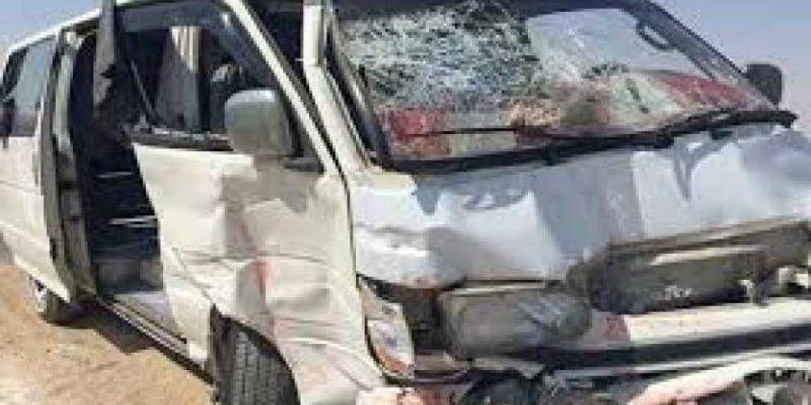 إصابة 7 أشخاص إثر انقلاب ميكروباص بالطريق الأوسطي