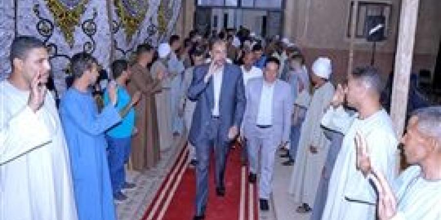 محافظ سوهاج يعزي أسرة المحاسب عامر عوض في مسقط رأسه قرية فزارة بالمراغة