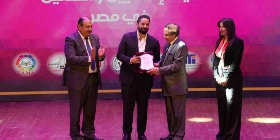 بالصور.. توزيع الجوائز الاكاديمية في مجال الاعلام والفن بالدورة الأولى لاحتفالية ميديا آيدول