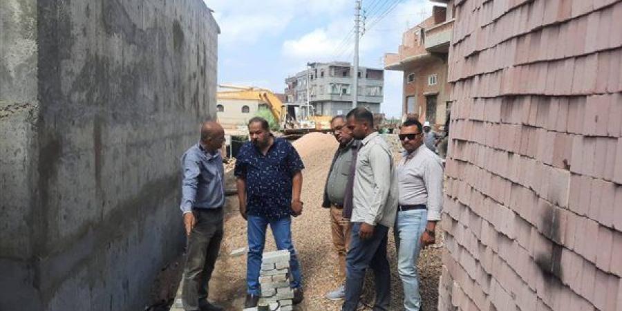 رئيس مياه دمياط يتفقد مشروعات “حياة كريمة” بقرى مركز كفر سعد