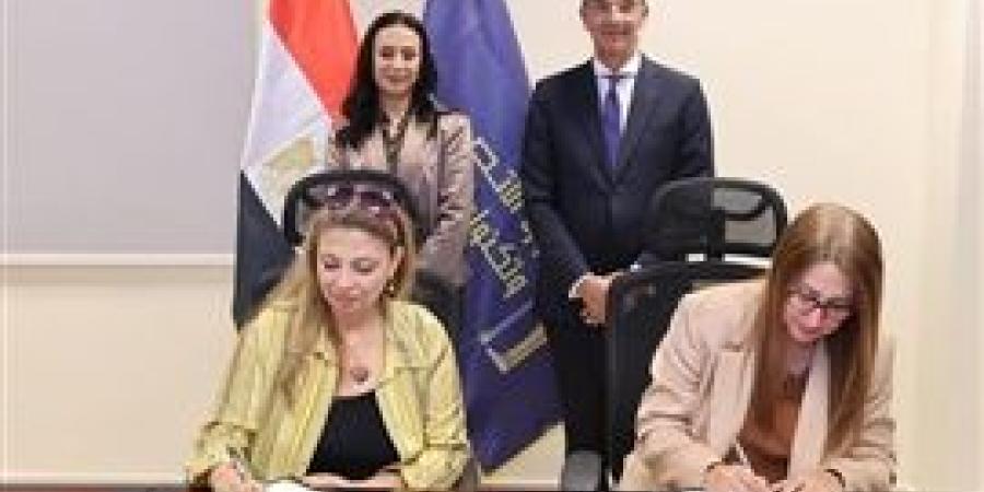 طلعت ومايا يشهدان توقيع اتفاقيات تعاون بين الاتصالات والتضامن الاجتماعي