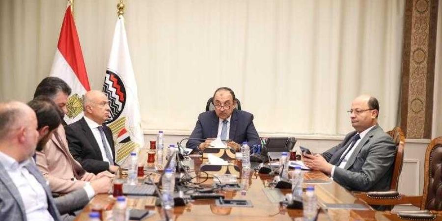 وزير قطاع الأعمال العام يلتقي وفدًا من ”باور إنترناشيونال القابضة” لبحث فرص التعاون والشراكة الاستثمارية