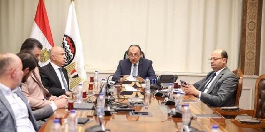 وزير قطاع الأعمال يبحث مع "باور إنترناشيونال" القطرية فرص شراكات استراتيجية