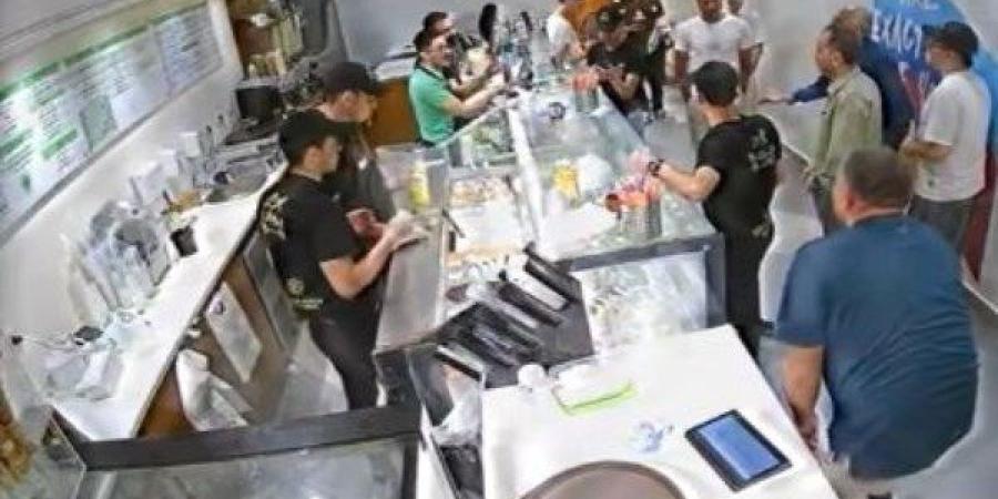 القصة الكاملة لتهديد عامل أسرة داخل مطعم شهير بمدينة نصر