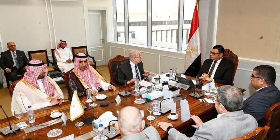 وزير الإسكان يبحث مع وفد من وزارتي «الاستثمار» و«البلديات والإسكان» السعودية مجالات التعاون المشترك
