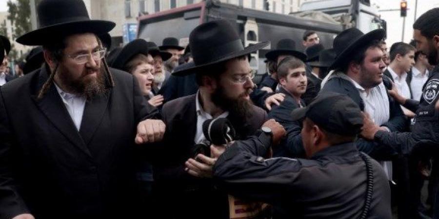 زعيم المعارضة الإسرائيلية: نتنياهو يضلل الحريديم ويماطل للبقاء في الحكم